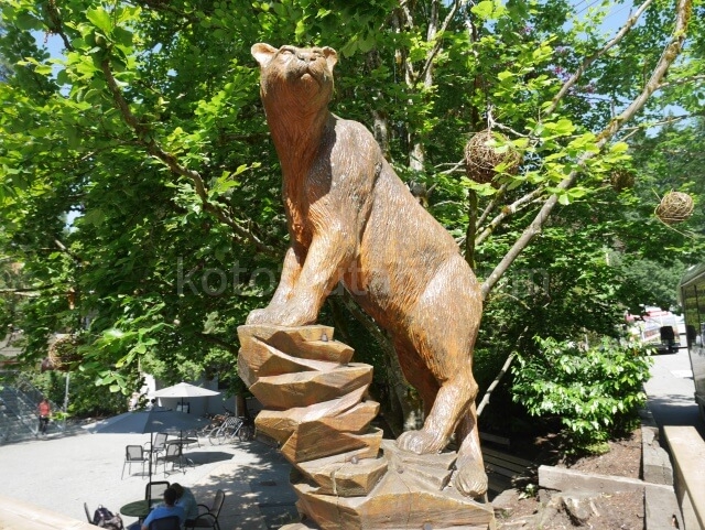グラウスマウンテンの木彫りの像