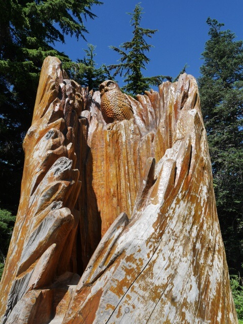グラウスマウンテンの木彫り彫刻