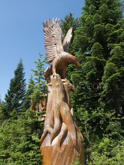 グラウスマウンテンの木彫りの像